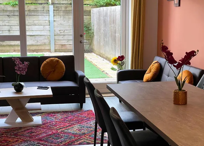 Central Luxury Peaceful Home With Driveway Parking - Cambridge Homehost