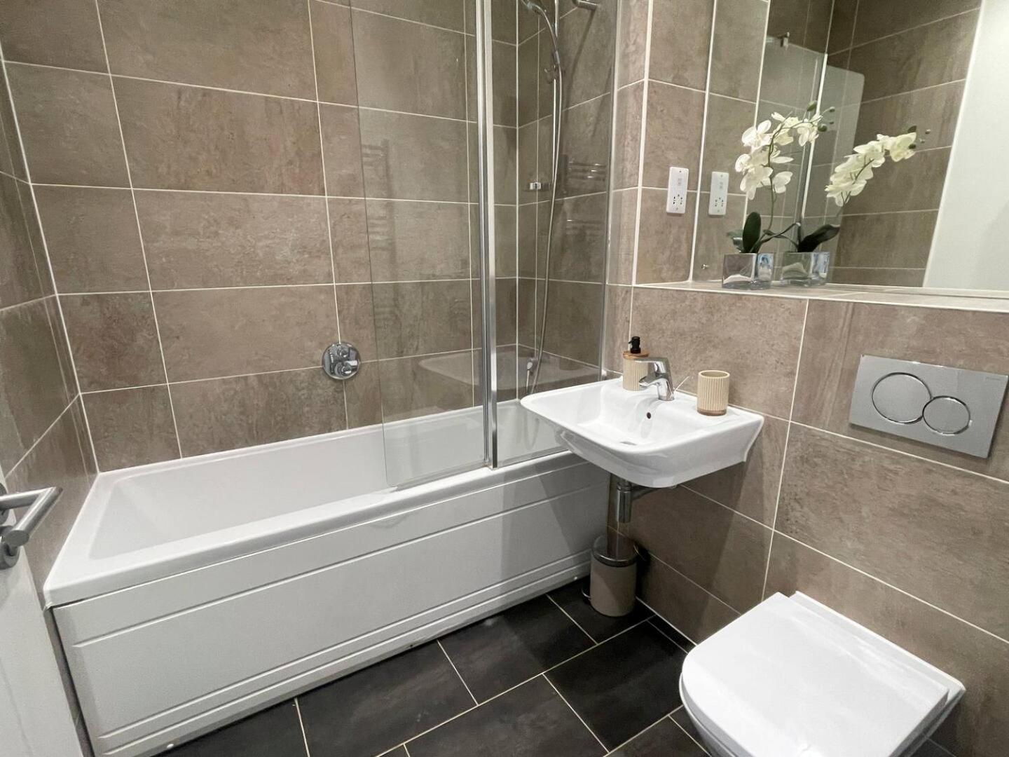 Holiday home Luxury Peaceful With Driveway Parking - Homehost *