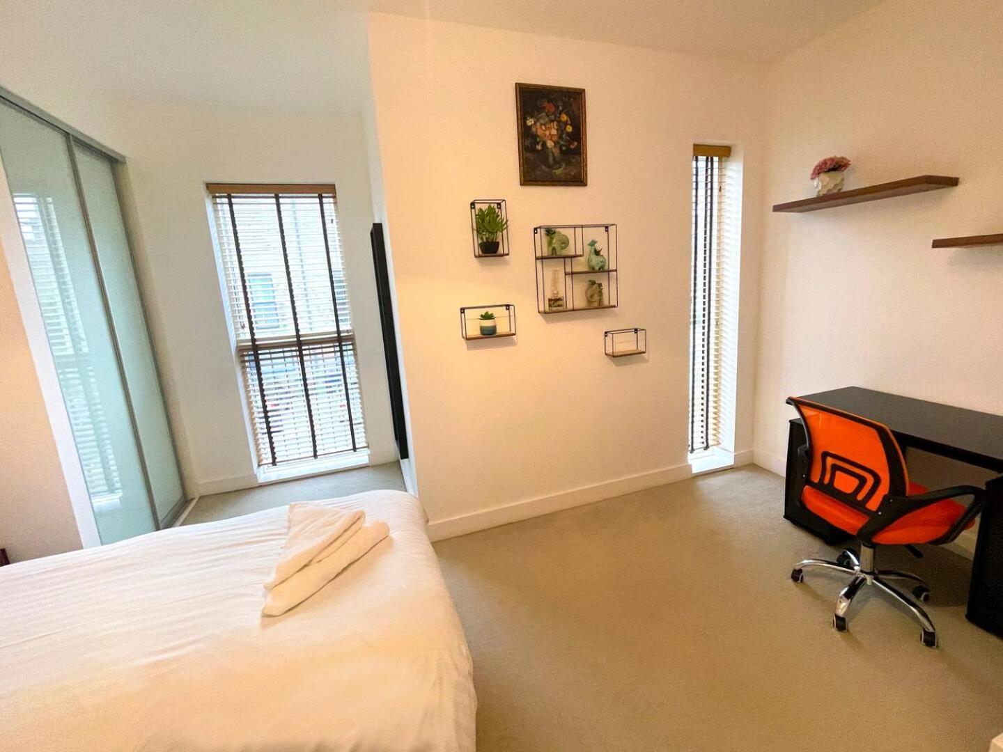 Holiday home Luxury Peaceful With Driveway Parking - Homehost