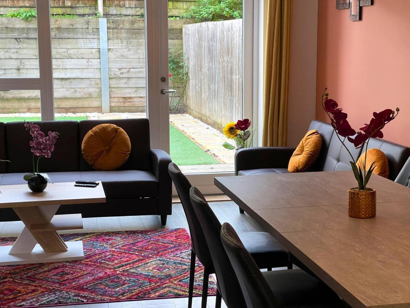 Luxury Peaceful With Driveway Parking - Homehost Holiday home *