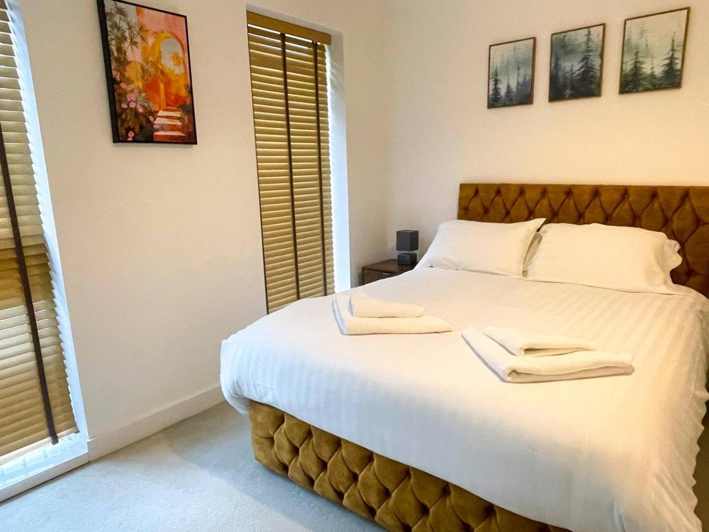 Holiday home Luxury Peaceful With Driveway Parking - Homehost *
