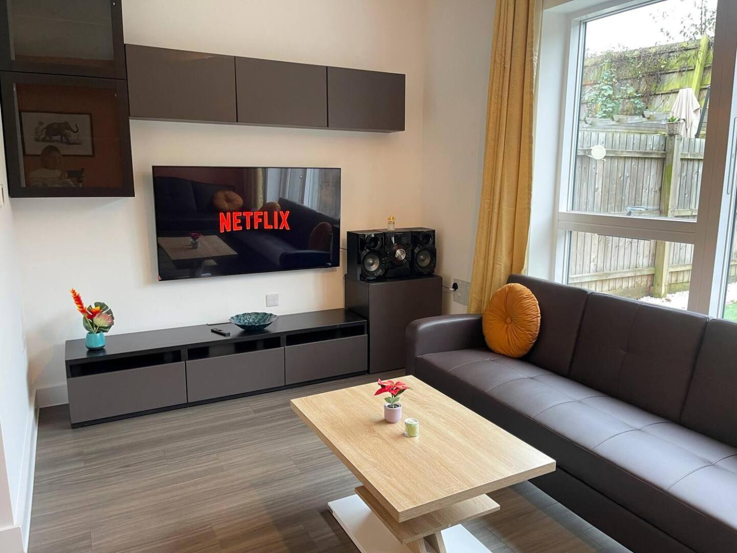 Luxury Peaceful With Driveway Parking - Homehost Holiday home *