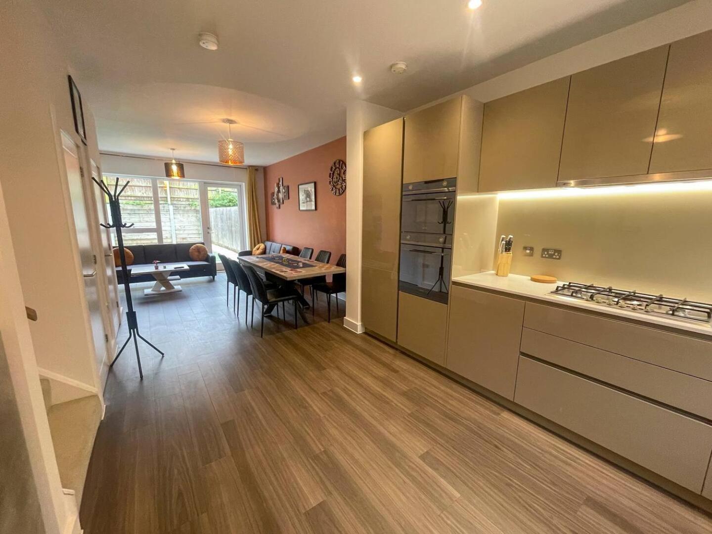 Luxury Peaceful With Driveway Parking - Homehost *